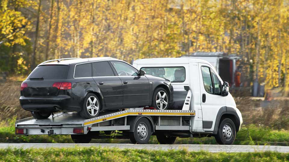 Ein Auto wird auf einem Abschleppwagen verladen und kostenlos bei Autoankauf Bautzen abgeholt 